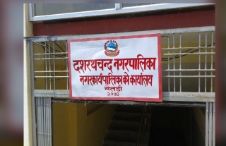 दशरथचन्द नगरप्रमुखसहित १८ जनामा कोरोना