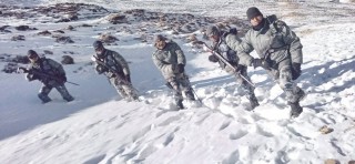 हुम्लाको हिउँमा सीमा गस्ती