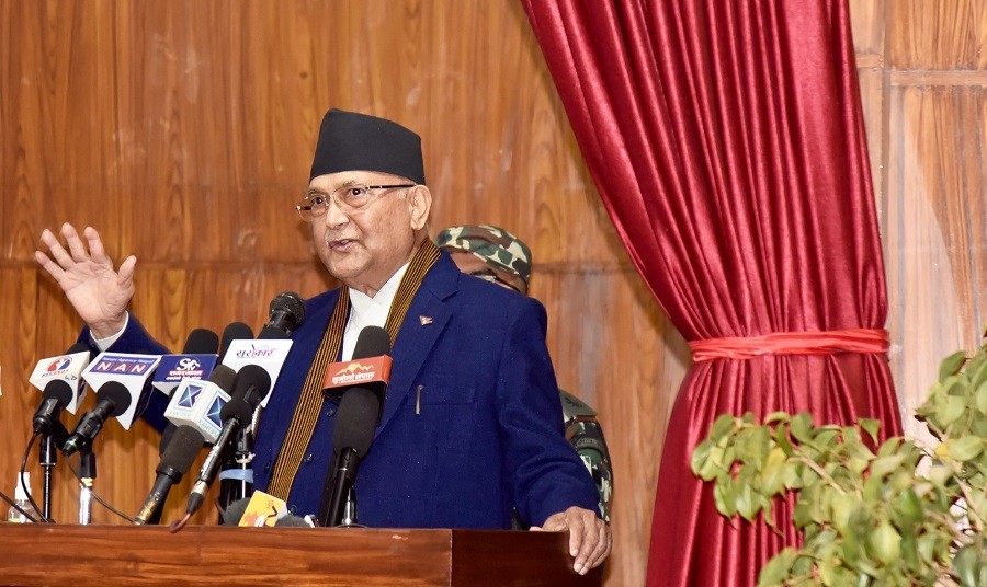 दिउँसो चर्का कुरा गरेर बेलुका दरवारिया सँग बस्नेहरुनै ठूला कुरा गर्दै छन् - प्रधानमन्त्री ओली