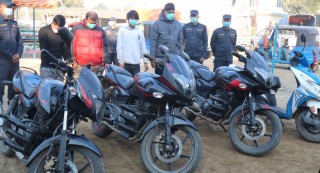 मोटर साइकल चोरी गर्ने चार पक्राउ