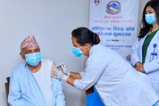 प्रम ओलीले लगाए कोरोनाविरुद्धको खोपः दोस्रो चरणको अभियान शुरु