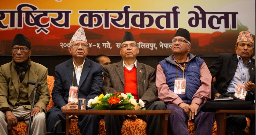 माधव नेपाल समूहको राष्ट्रीय भेलामा १० समूह बनाएर छलफल गरिँदै