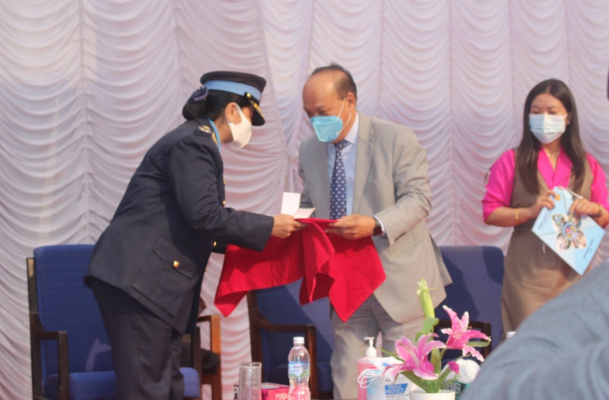 राष्ट्रिय वाणिज्य बैंकद्धारा प्रहरी अस्पताललाई क्युआर कोड र पोज मेसिन हस्तान्तरण