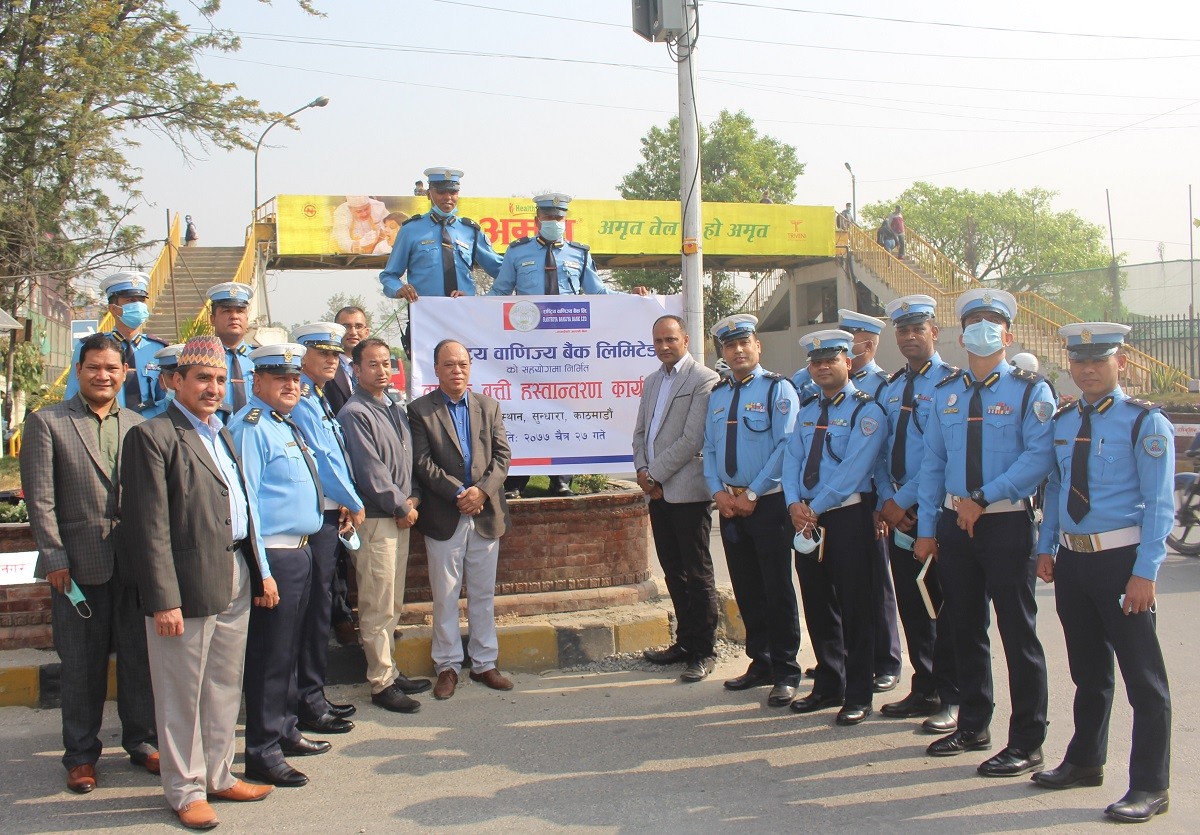 राष्ट्रिय वाणिज्य बैंकद्धारा ट्राफिक प्रहरीलाई लाईट हस्तान्तरण