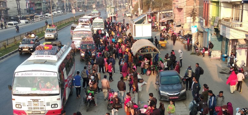 उपत्यकामा कोरोना बढेसँगै बसपार्कमा गाउँ फर्कनेहरुको भीड