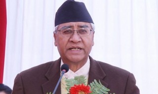 सभापति देउवाले पत्रकार सम्मेलन  गर्दै