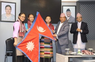 एकै घरका दिदीबहिनी सगरमाथा चुचुरामा