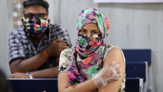 कोभिड भारत : खोप अभियान किन नराम्ररी असफल भइरहेछ