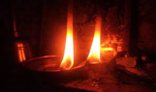 कोरोना सङ्क्रमितको स्वास्थ्यलाभ गर्दै मन्दिरमा दीप प्रज्वलन