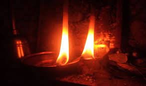 कोरोना सङ्क्रमितको स्वास्थ्यलाभ गर्दै मन्दिरमा दीप प्रज्वलन