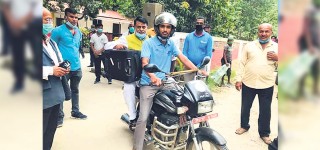 मोटरसाइकलमा मधेस भवनबाट बाहिरिए सोनल
