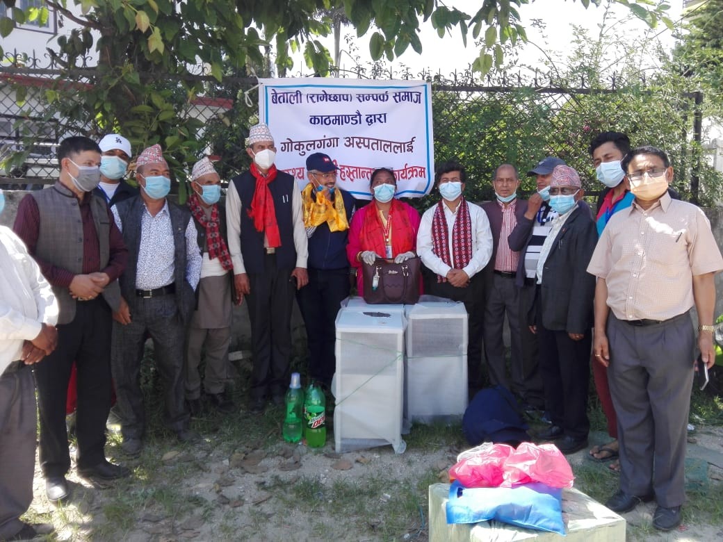 वेताली सम्पर्क समाजद्धारा गोकुलगंगा अस्पताललाई करिव सात लाखको स्वास्थ्य सामाग्री प्रदान 