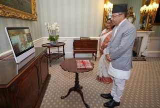 बेलायती महारानीसमक्ष ओहोदाको प्रमाणपत्र पेश