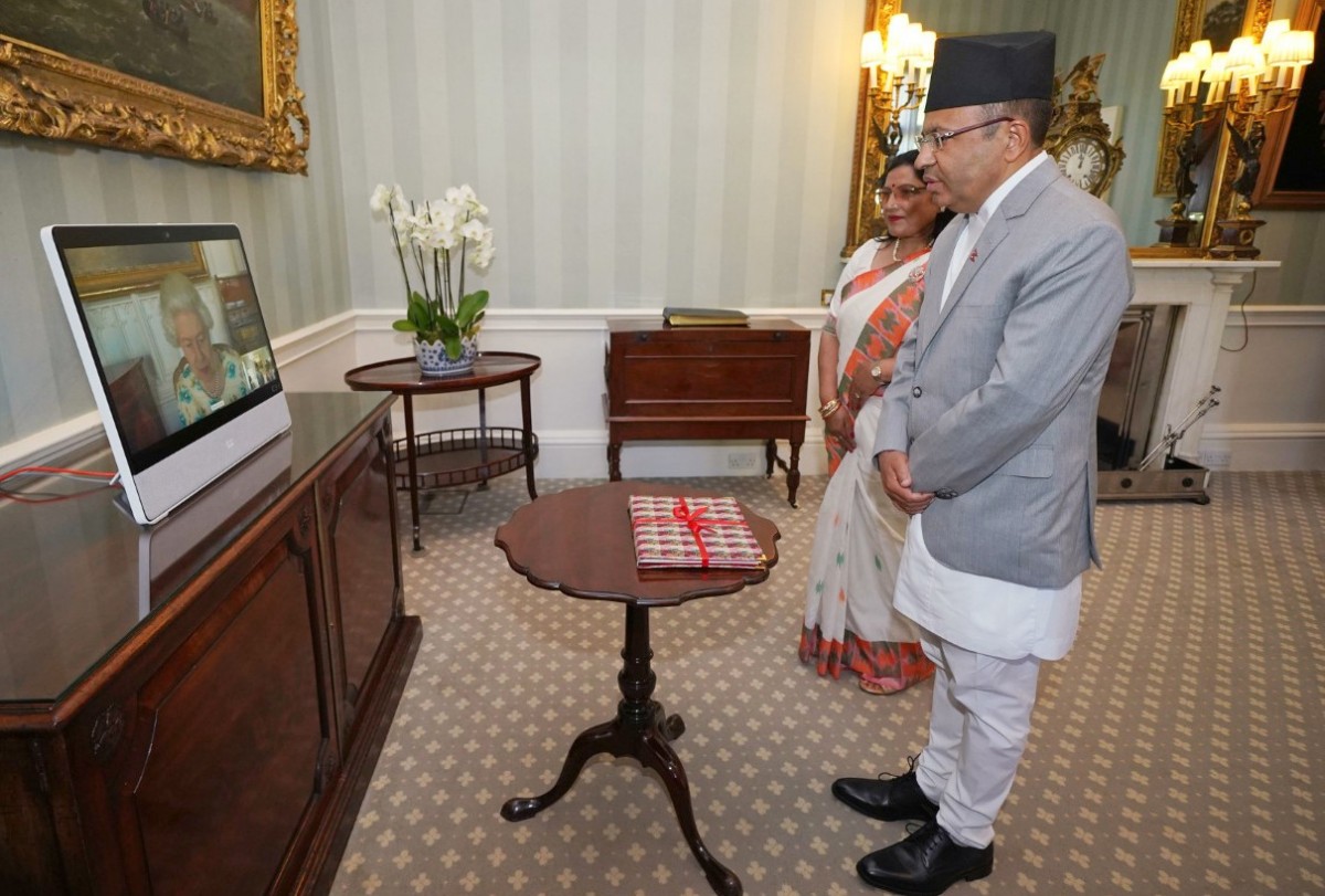 बेलायती महारानीसमक्ष ओहोदाको प्रमाणपत्र पेश
