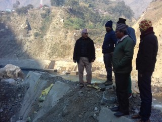 भारतको दादागिरी : महाकाली थुनेरै सडक निर्माण गर्दा नेपालतिरको बाटोमा क्षति