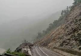 मध्यपहाडी लोकमार्ग खुलाउन समस्या, बस्तीमा पनि पहिरो आउने खतरा रहेकाले सतर्क रहन अनुरोध