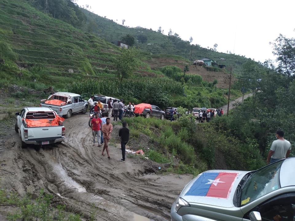 राहत सामाग्री लिएर सिन्धुपाल्चोक हेलम्बुमा युवासंघ टोली 