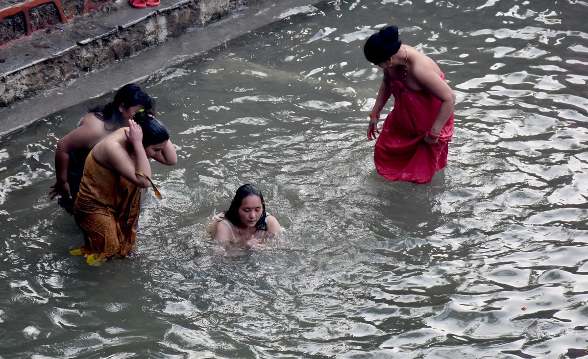 गङ्गादशहरा स्नान गर्न भक्तजन नदी किनारमा