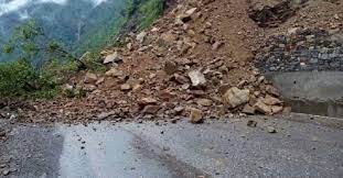 पहिरोले पृथ्वी राजमार्ग अवरुद्ध