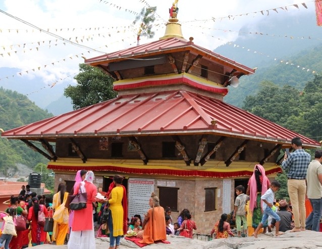 पहिलो सोमबार :  मन्दिर परिसरमै पूजाआराधना