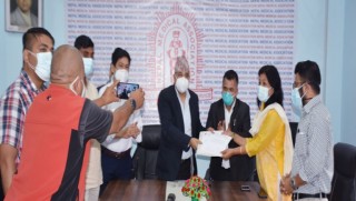 बढ्यो कोरोना :  रेडक्रसद्वारा स्वास्थ्य सुरक्षा सामग्री वितरण