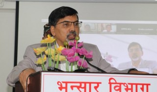 विदेशबाट डलर पठाउने नेपालीलाई भन्सारमा सास्ती किन ? अर्थमन्त्री