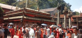 शक्तिपीठमा बिहानैदेखि भक्तजनको चहलपहल