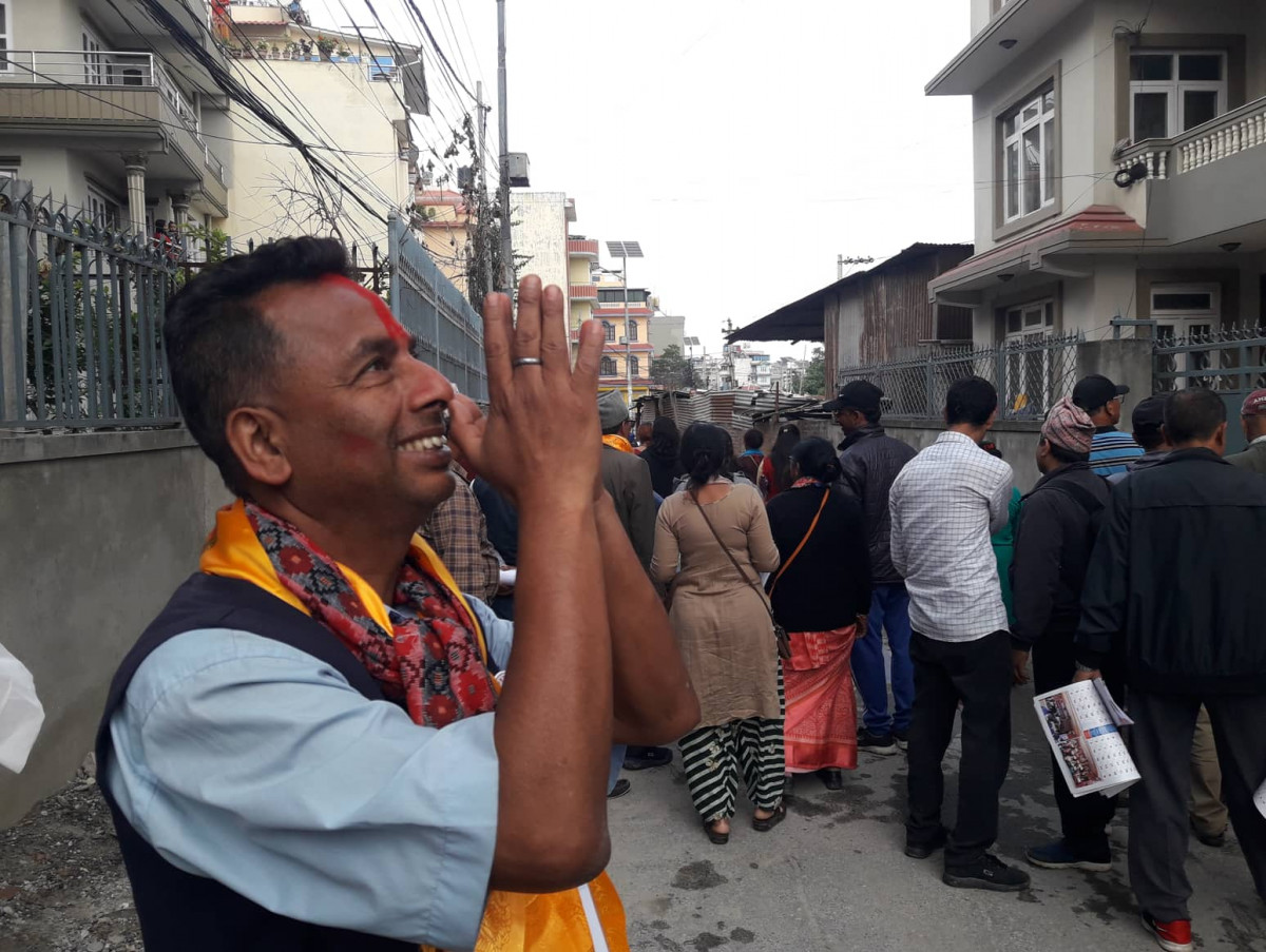 फेरि फेरि आउनु है सरोज 'जी' भनिरहँदा  प्रदिप ज्ञवालीको मुहारमा चमक