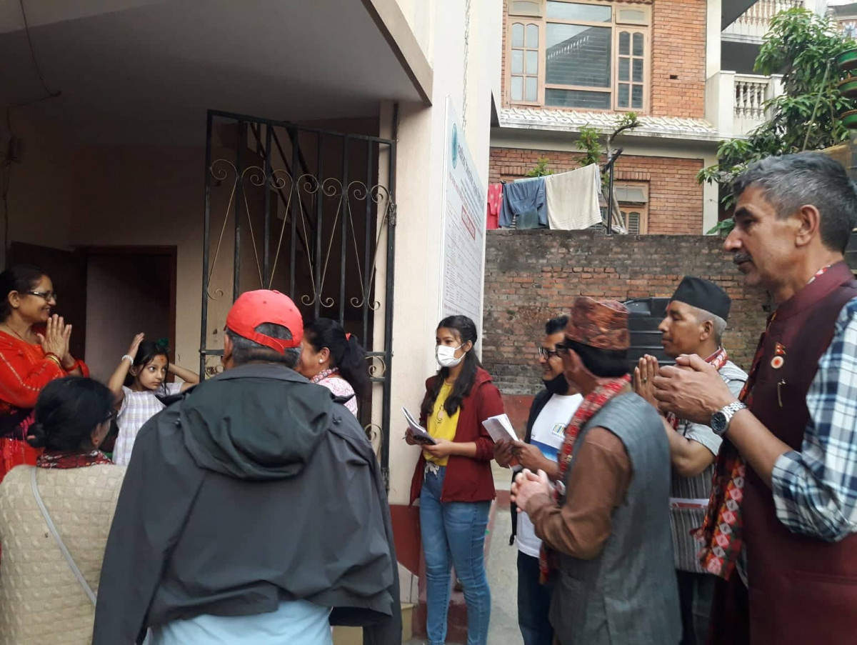 बृद्ध मतदाता भन्छन्, ‘विकास पनि देऊ - झण्डा पनि देऊ’