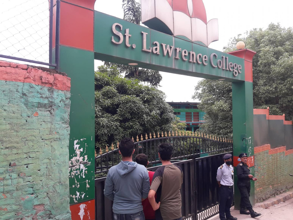 शिक्षकले यौन दुर्व्यवहार गरेको भन्दै सेन्ट लरेन्स कलेजका विध्यार्थी आन्दोलित