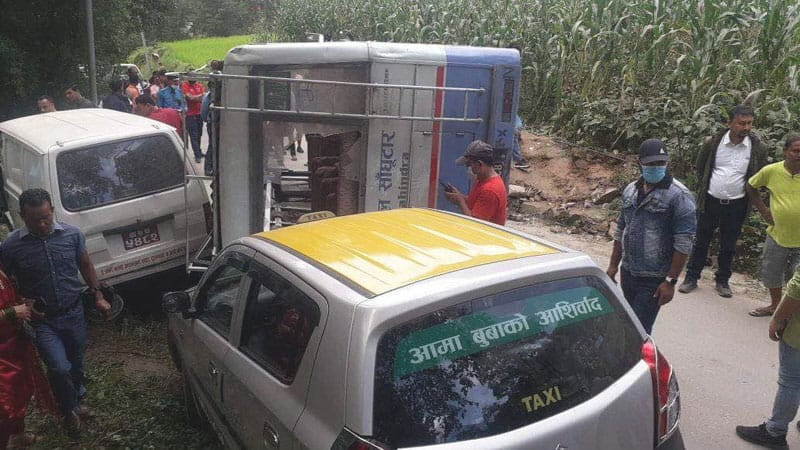 डोलेश्वरमा तीर्थालु बोकेको बस दुर्घटना, १४ जना घाइते