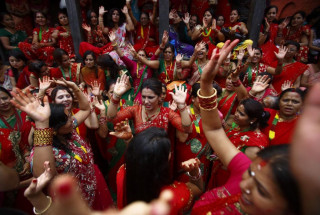नजिकिँदै तीज, टाढिँदै मौलिकता, मौलाउँदै विकृति