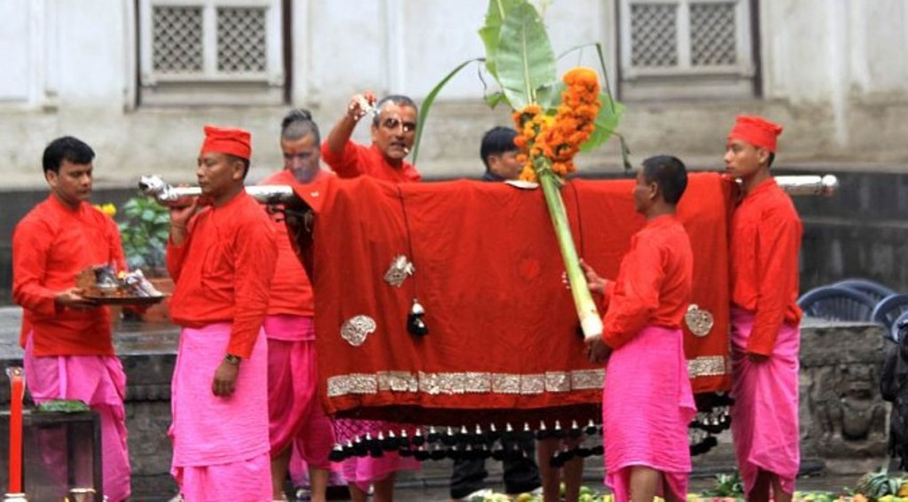 नवरात्रको सातौँ दिन दसैँघरमा फूलपाती भित्र्याइँदै
