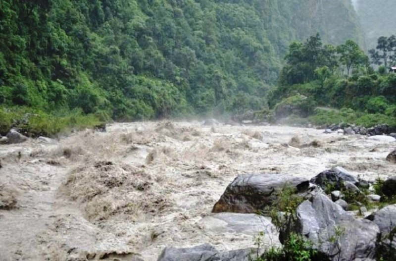 ताप्लेजुङमा बाढीले तीन घर बगायो, दोभान बजार जोखिममा