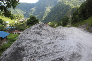 ठेक्का सम्झौताबिनै बालुवा उत्खनन हुँदा राजस्व गुम्यो