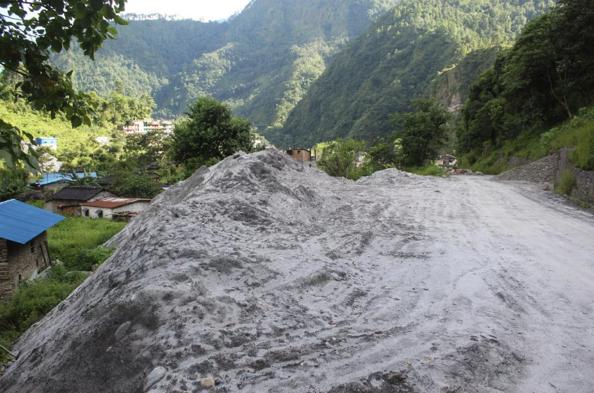 ठेक्का सम्झौताबिनै बालुवा उत्खनन हुँदा राजस्व गुम्यो