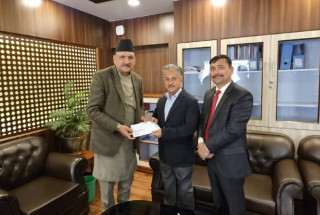 महालक्ष्मी विकास बैंकद्वारा भूकम्प पीडितलाई १० लाख सहयोग