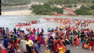 देवघाटमा स्नान गर्न भक्तजनको घुइँचो