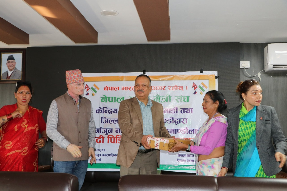 नेपाल भारत मैत्री संघद्धारा काठमाडौंका दुई पालिकालाई राहत हस्तान्तरण