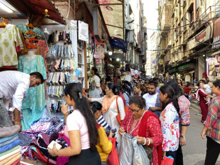 तिहार नजिकिँदै गर्दा बजारमा किनमेल गर्नेको चहलपहल बढ्दै