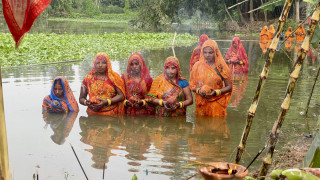 अस्ताउँदो सूर्यलाई अर्घ्य अर्पण गर्दै छठ पर्व मनाइयो