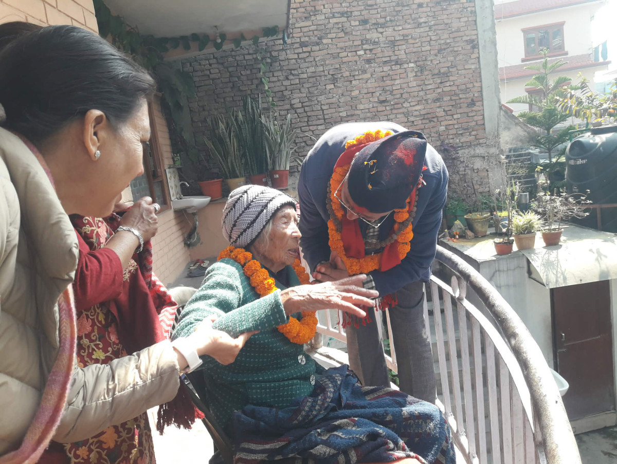 १०६ वर्षिय वृद्धा अणु थापाले डा भट्टराईलाई भनिन्,- 'बाबु तिम्रो इमान्दारितालाई कदर गर्छौं'