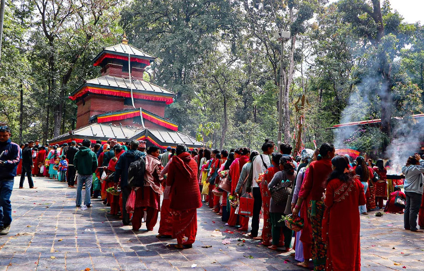 चैते दसैँमा कालिका मन्दिरमा भक्तजनको भीड