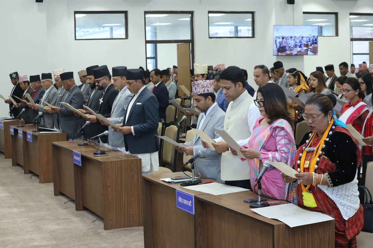 प्रतिनिधिसभा सदस्यको सपथमा जे देखियो...
