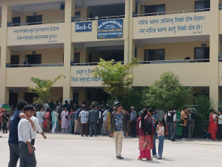 अभिभावकको रोजाइमा परेका सामुदायिक विद्यालयमा यसरी हुँदैछन् विद्यार्थी भर्ना