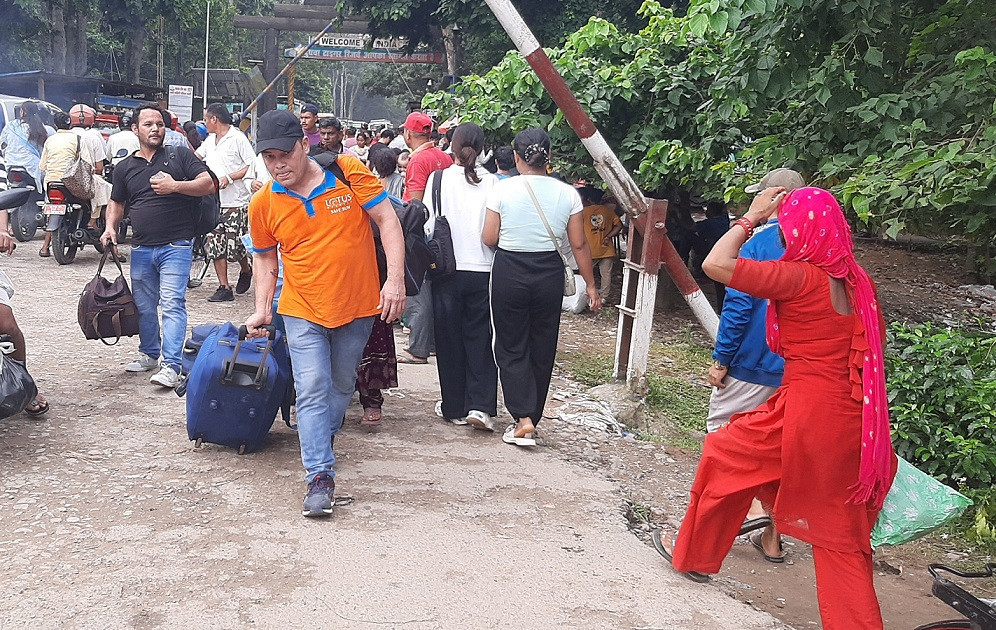 नाकामा भन्सार कडाइले नेपालतर्फको बजारमा बढ्यो चहलपहल
