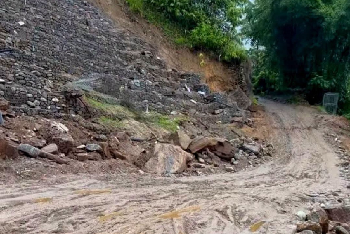 मेची राजमार्गको राजदुवाली खण्ड भासियो, यातायात अवरुद्ध