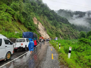 अविरल वर्षाका कारण पृथ्वी राजमार्ग रातिको समयमा पूर्ण रूपमा बन्द हुने