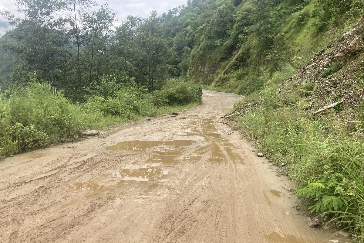 दुई वर्षमा सक्नुपर्ने सडक १० वर्षमा पनि उस्तै