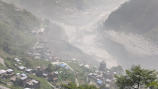 भोटेकोशी बाढी : पत्रकारसहित परिवारका ६ सदस्य सम्पर्कविहीन